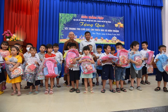 Ban từ thiện: Tặng quà Trung thu cho học sinh các trường tiểu học tại tây Ninh