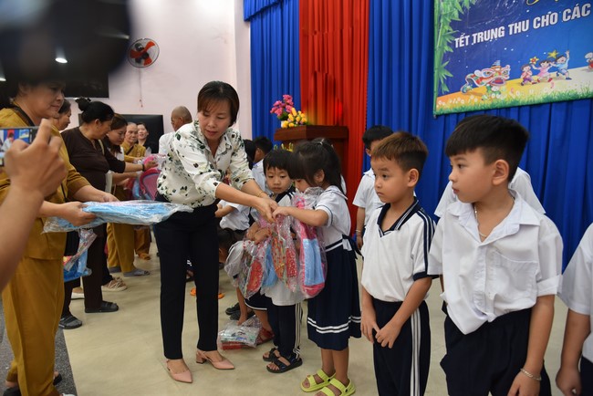 Ban từ thiện: Tặng quà Trung thu cho học sinh các trường tiểu học tại tây Ninh