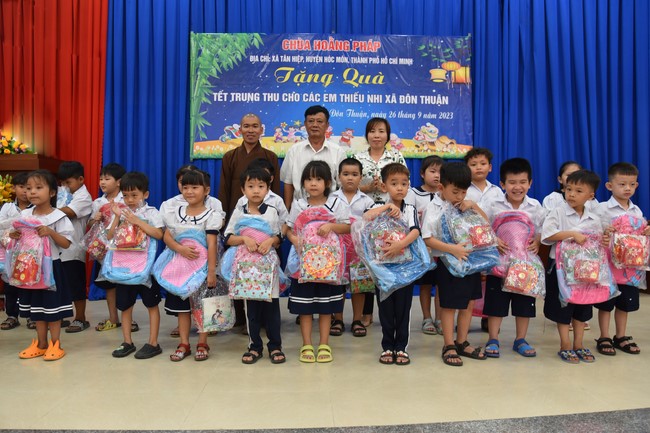 Ban từ thiện: Tặng quà Trung thu cho học sinh các trường tiểu học tại tây Ninh