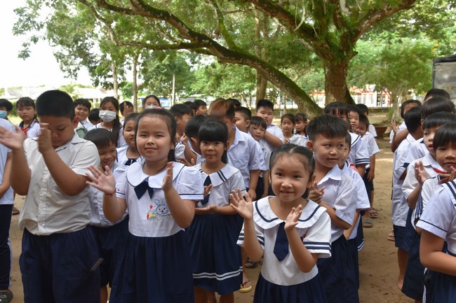 Ban từ thiện: Tặng quà Trung thu cho học sinh các trường tiểu học tại tây Ninh