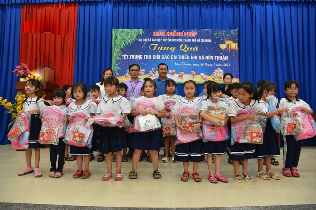 Ban từ thiện: Tặng quà Trung thu cho học sinh các trường tiểu học tại tây Ninh