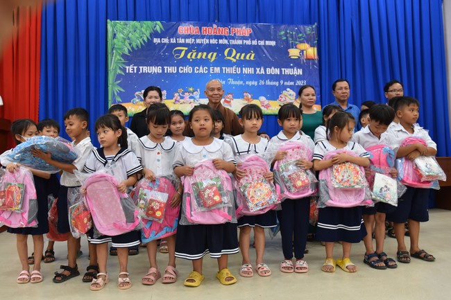 Ban từ thiện: Tặng quà Trung thu cho học sinh các trường tiểu học tại tây Ninh