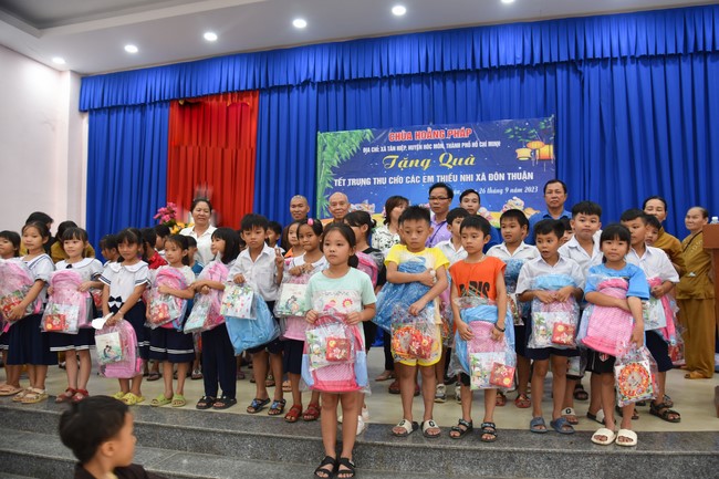 Ban từ thiện: Tặng quà Trung thu cho học sinh các trường tiểu học tại tây Ninh