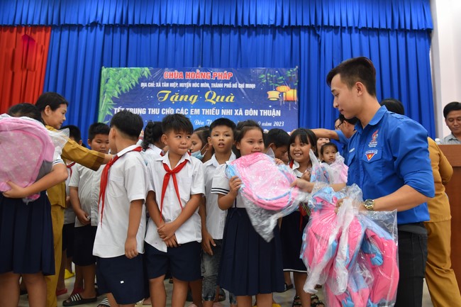 Ban từ thiện: Tặng quà Trung thu cho học sinh các trường tiểu học tại tây Ninh