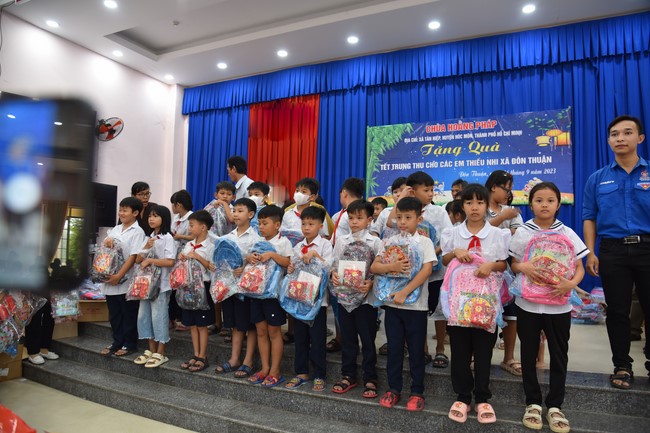 Ban từ thiện: Tặng quà Trung thu cho học sinh các trường tiểu học tại tây Ninh