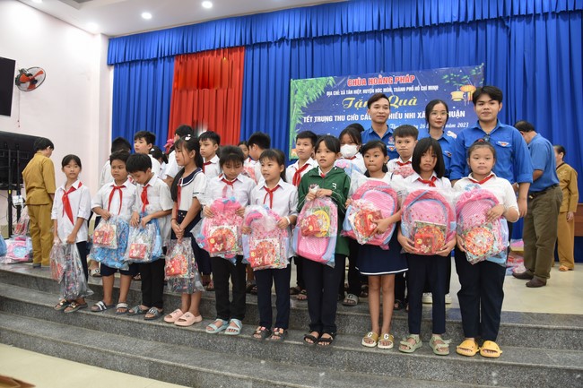 Ban từ thiện: Tặng quà Trung thu cho học sinh các trường tiểu học tại tây Ninh