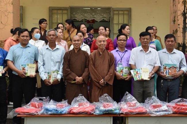 Ban từ thiện: Tặng quà Trung thu cho học sinh các trường tiểu học tại tây Ninh