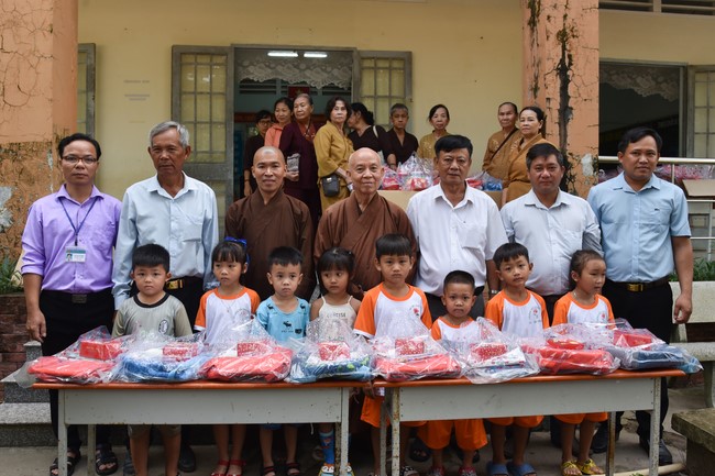 Ban từ thiện: Tặng quà Trung thu cho học sinh các trường tiểu học tại tây Ninh