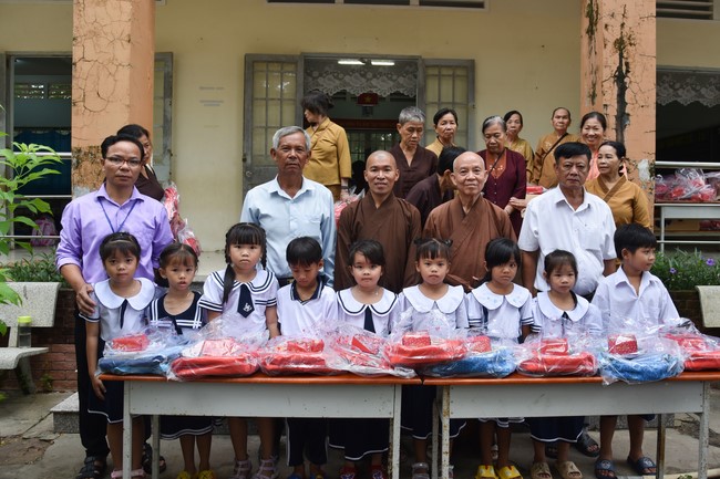 Ban từ thiện: Tặng quà Trung thu cho học sinh các trường tiểu học tại tây Ninh