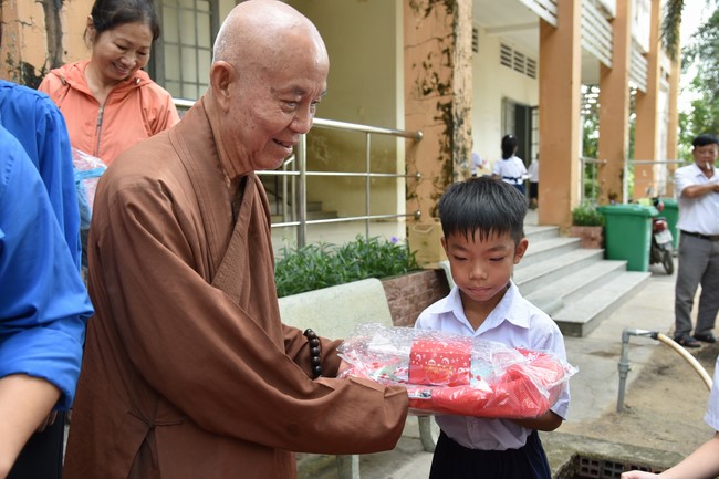 Ban từ thiện: Tặng quà Trung thu cho học sinh các trường tiểu học tại tây Ninh