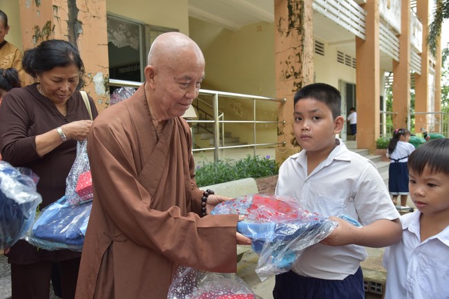 Ban từ thiện: Tặng quà Trung thu cho học sinh các trường tiểu học tại tây Ninh
