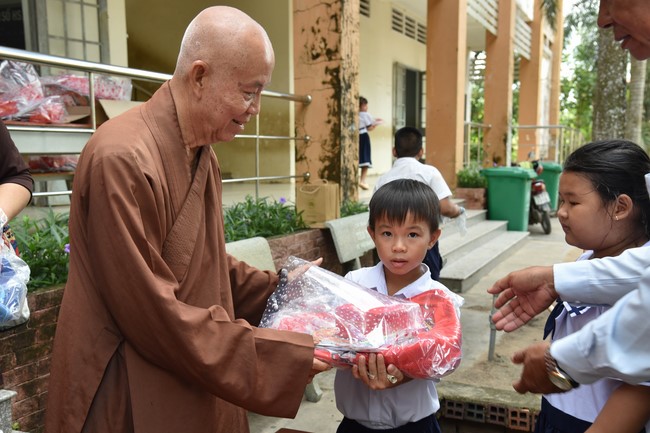 Ban từ thiện: Tặng quà Trung thu cho học sinh các trường tiểu học tại tây Ninh