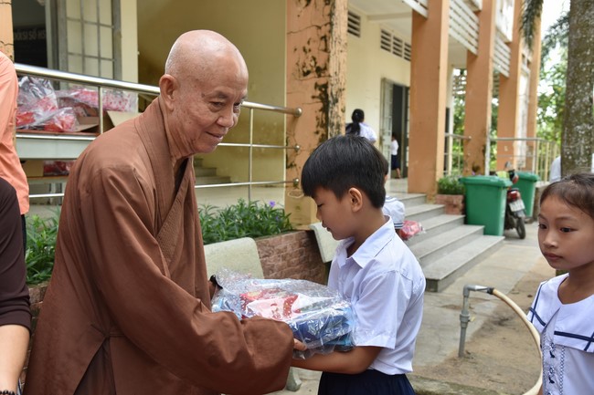 Ban từ thiện: Tặng quà Trung thu cho học sinh các trường tiểu học tại tây Ninh