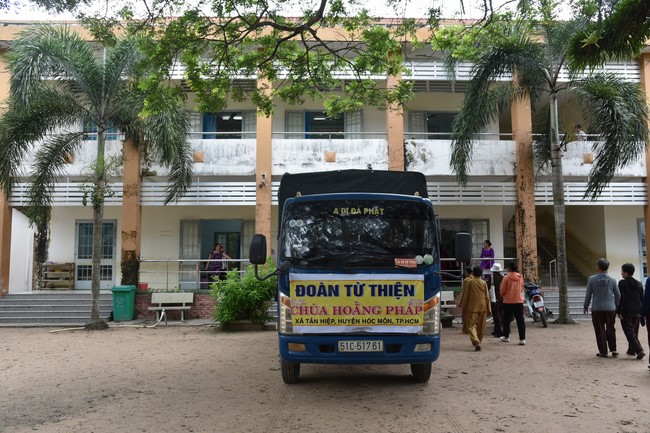 Ban từ thiện: Tặng quà Trung thu cho học sinh các trường tiểu học tại tây Ninh
