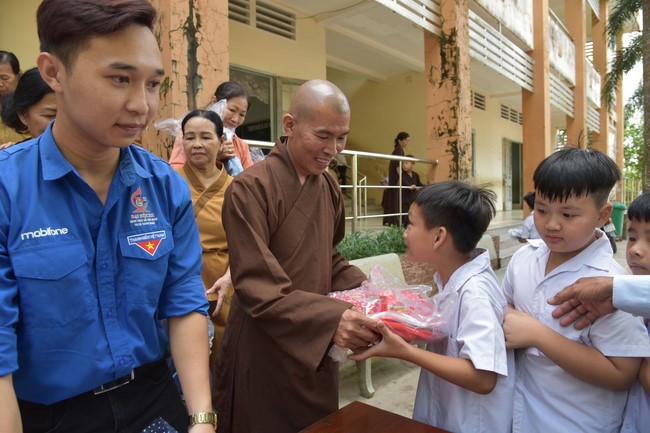 Ban từ thiện: Tặng quà Trung thu cho học sinh các trường tiểu học tại tây Ninh