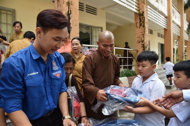 Ban từ thiện: Tặng quà Trung thu cho học sinh các trường tiểu học tại tây Ninh