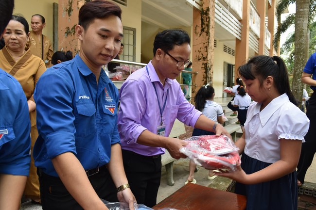 Ban từ thiện: Tặng quà Trung thu cho học sinh các trường tiểu học tại tây Ninh