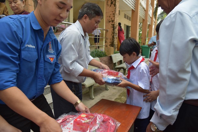 Ban từ thiện: Tặng quà Trung thu cho học sinh các trường tiểu học tại tây Ninh