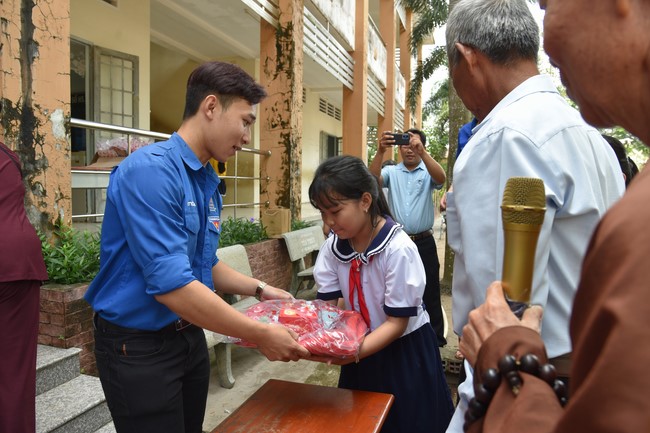 Ban từ thiện: Tặng quà Trung thu cho học sinh các trường tiểu học tại tây Ninh