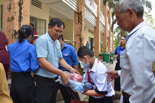 Ban từ thiện: Tặng quà Trung thu cho học sinh các trường tiểu học tại tây Ninh