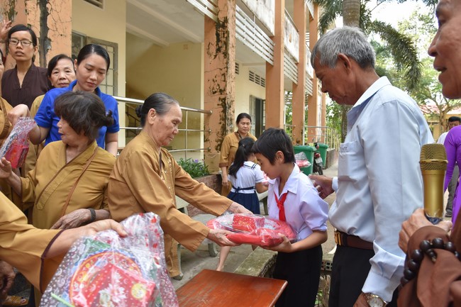 Ban từ thiện: Tặng quà Trung thu cho học sinh các trường tiểu học tại tây Ninh