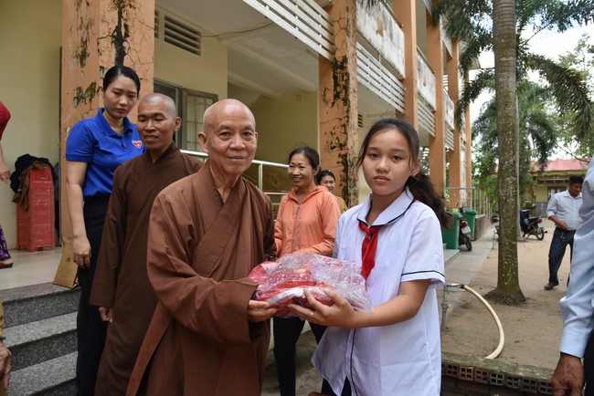 Ban từ thiện: Tặng quà Trung thu cho học sinh các trường tiểu học tại tây Ninh