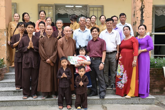 Ban từ thiện: Tặng quà Trung thu cho học sinh các trường tiểu học tại tây Ninh
