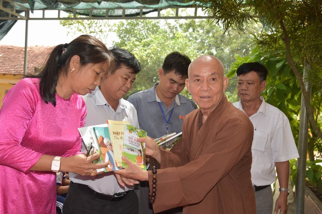 Ban từ thiện: Tặng quà Trung thu cho học sinh các trường tiểu học tại tây Ninh