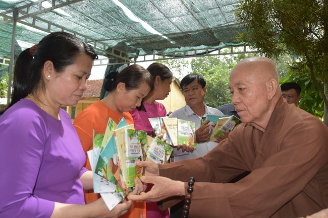 Ban từ thiện: Tặng quà Trung thu cho học sinh các trường tiểu học tại tây Ninh