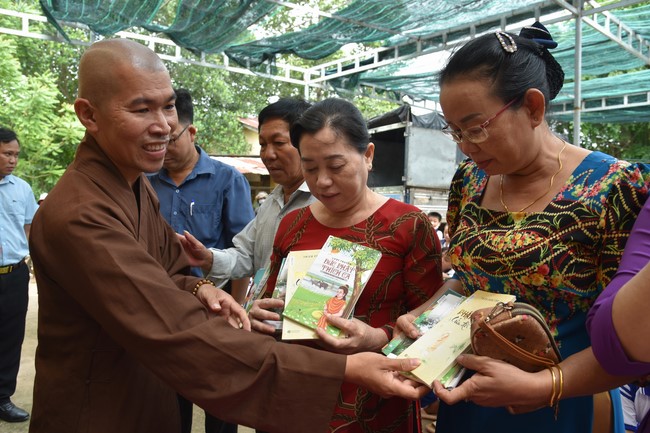 Ban từ thiện: Tặng quà Trung thu cho học sinh các trường tiểu học tại tây Ninh