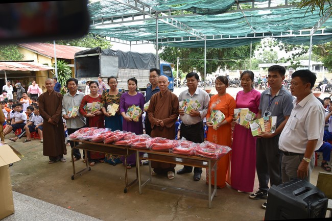 Ban từ thiện: Tặng quà Trung thu cho học sinh các trường tiểu học tại tây Ninh