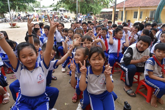 Ban từ thiện: Tặng quà Trung thu cho học sinh các trường tiểu học tại tây Ninh