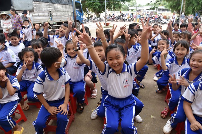 Ban từ thiện: Tặng quà Trung thu cho học sinh các trường tiểu học tại tây Ninh