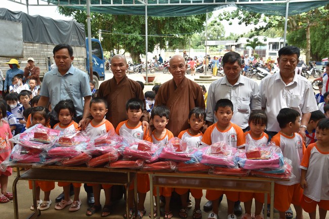 Ban từ thiện: Tặng quà Trung thu cho học sinh các trường tiểu học tại tây Ninh