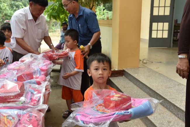 Ban từ thiện: Tặng quà Trung thu cho học sinh các trường tiểu học tại tây Ninh