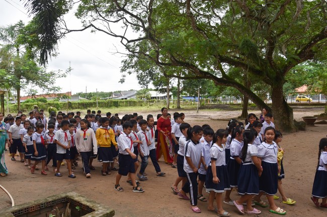 Ban từ thiện: Tặng quà Trung thu cho học sinh các trường tiểu học tại tây Ninh