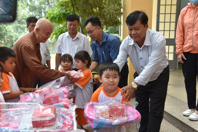 Ban từ thiện: Tặng quà Trung thu cho học sinh các trường tiểu học tại tây Ninh