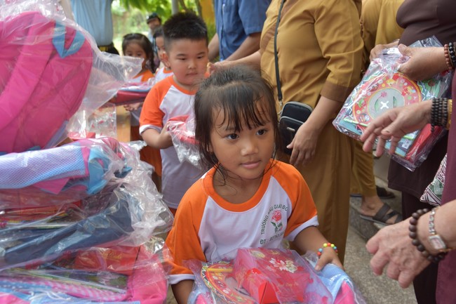 Ban từ thiện: Tặng quà Trung thu cho học sinh các trường tiểu học tại tây Ninh