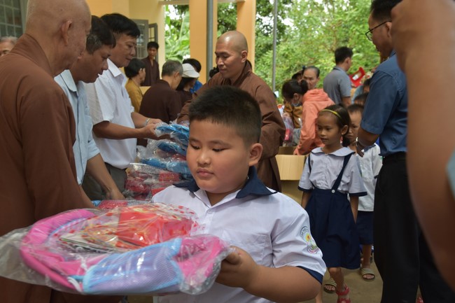 Ban từ thiện: Tặng quà Trung thu cho học sinh các trường tiểu học tại tây Ninh