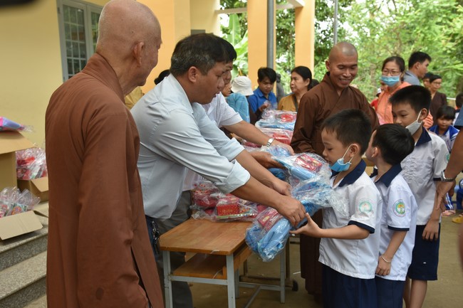 Ban từ thiện: Tặng quà Trung thu cho học sinh các trường tiểu học tại tây Ninh