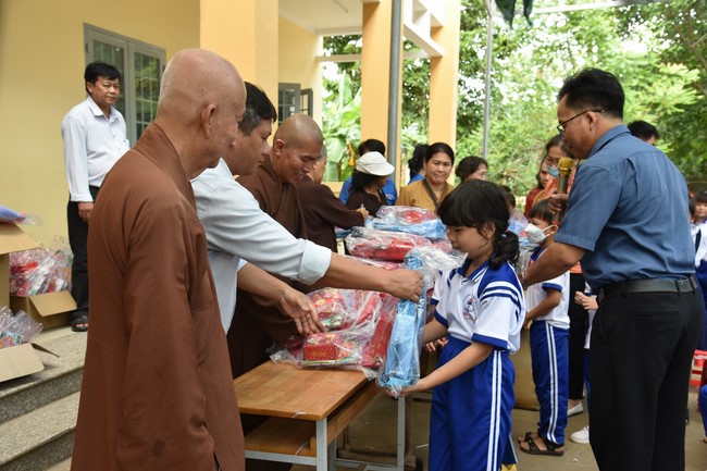 Ban từ thiện: Tặng quà Trung thu cho học sinh các trường tiểu học tại tây Ninh