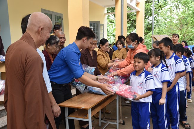 Ban từ thiện: Tặng quà Trung thu cho học sinh các trường tiểu học tại tây Ninh