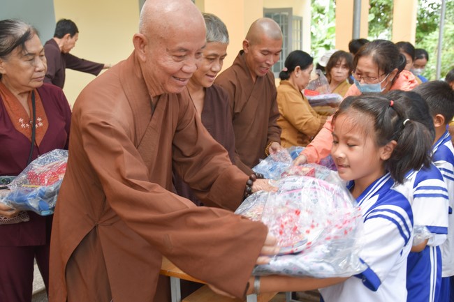 Ban từ thiện: Tặng quà Trung thu cho học sinh các trường tiểu học tại tây Ninh