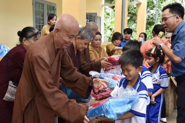 Ban từ thiện: Tặng quà Trung thu cho học sinh các trường tiểu học tại tây Ninh