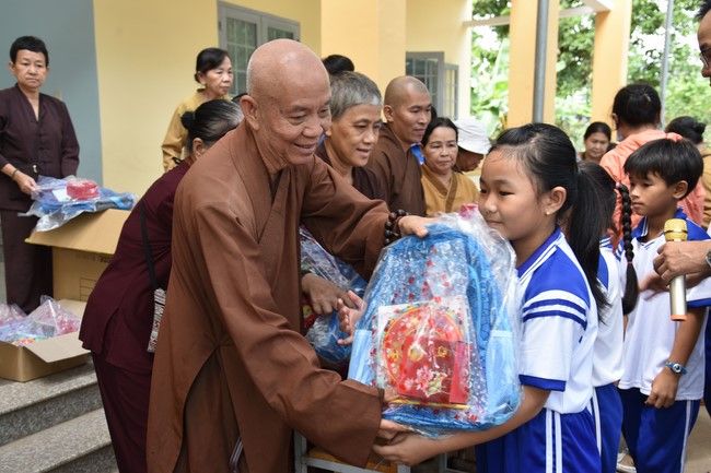 Ban từ thiện: Tặng quà Trung thu cho học sinh các trường tiểu học tại tây Ninh