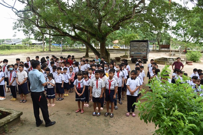 Ban từ thiện: Tặng quà Trung thu cho học sinh các trường tiểu học tại tây Ninh