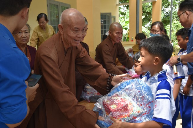 Ban từ thiện: Tặng quà Trung thu cho học sinh các trường tiểu học tại tây Ninh
