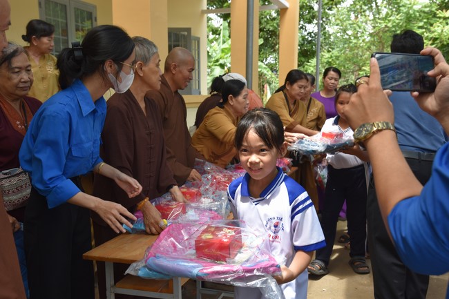 Ban từ thiện: Tặng quà Trung thu cho học sinh các trường tiểu học tại tây Ninh
