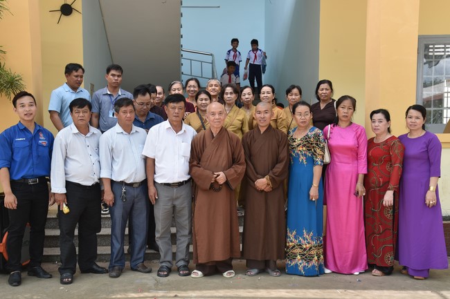 Ban từ thiện: Tặng quà Trung thu cho học sinh các trường tiểu học tại tây Ninh