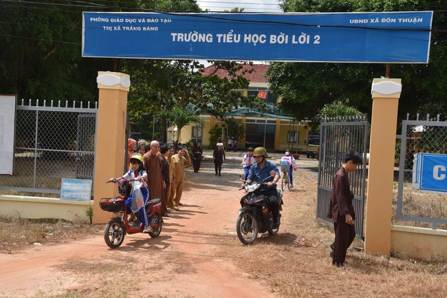 Ban từ thiện: Tặng quà Trung thu cho học sinh các trường tiểu học tại tây Ninh